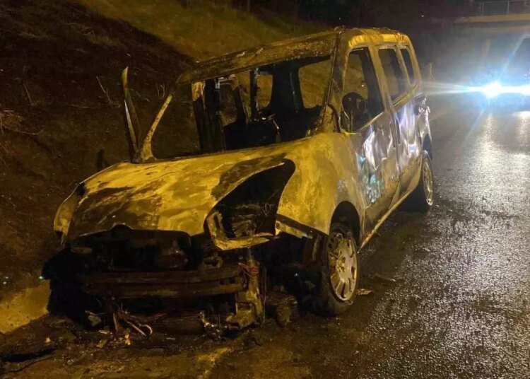 Kocaeli’de Hafif Ticari Araç Yangını: Araç Kullanılamaz Hale Geldi