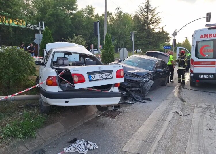 Kocaeli’de Kavşakta Kaza: 3 Kişi Yaralandı