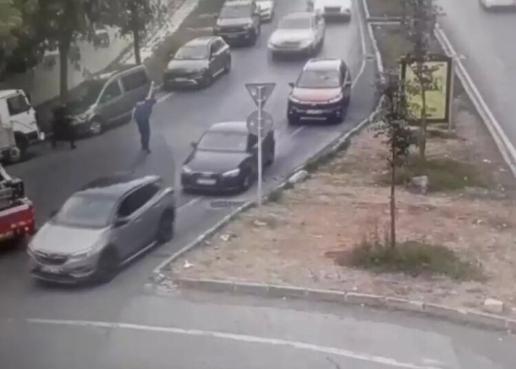 Kocaeli’de polis aracına çarparak kaçan şüpheliler Başakşehir’de yakalandı