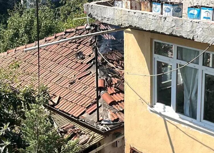Kocaeli’de Tek Katlı Binanın Çatısında Yangın Çıktı