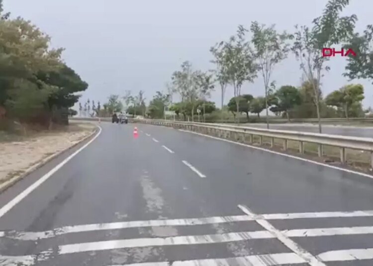 Kontrolden Çıkan Çekici Devrildi, Sürücü Yaralandı