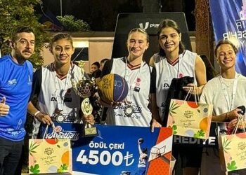 Sokak basketbolu rekabeti dostluk içinde tamamlandı İzmir Cup’a 93’üncü İEF’te muhteşem final