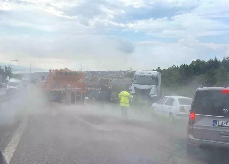 TEM Otoyolunda Zincirleme Kaza: 4 Yaralı