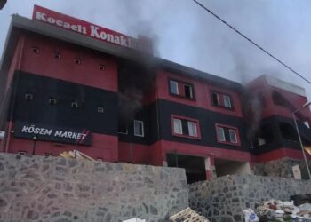 İzmit’te Pansiyonda Yangın: 3 Kişi Dumandan Etkilendi