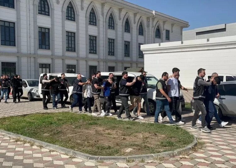 İzmit’teki Silahlı Saldırıda 4 Kişi Yaralandı, 8 Şüpheli Yakalandı