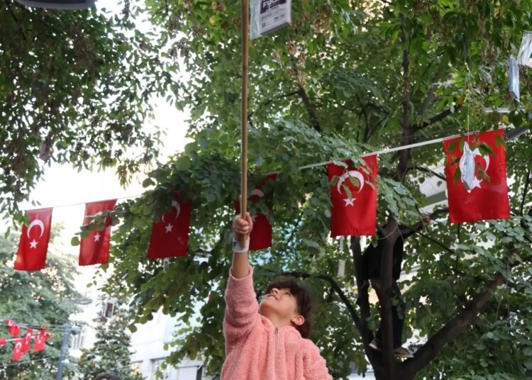 Kocaeli Kitap Fuarı’nda Ağaçlara 5 Bin Kitap Asıldı