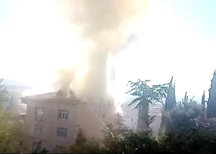 Kocaeli’de 4 Katlı Binanın Çatısında Yangın