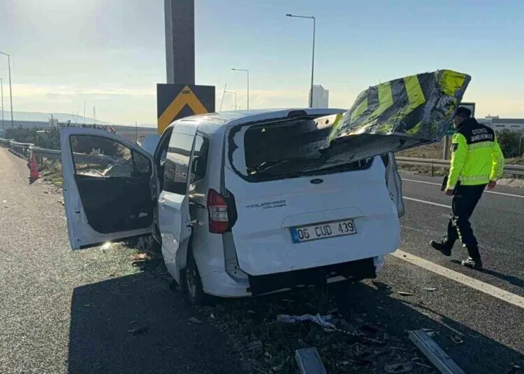 Kocaeli’de Feci Kaza: Hafif Ticari Araç Bariyerlere Saplandı