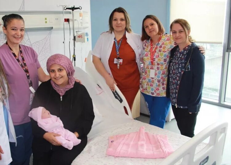 Kocaeli’de Karnında Kitleyle Doğan Bebek Ameliyatla Kurtarıldı