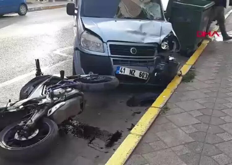 Kocaeli’de Motosiklet ile Hafif Ticari Araç Çarpıştı: 2 Yaralı