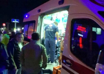 Kocaeli’de Motosiklet Kazası: Yaya ve Sürücü Ağır Yaralandı