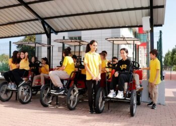 Kocaeli’de öğrenciler teneffüslerde pedal çevirerek okulları için elektrik üretiyor