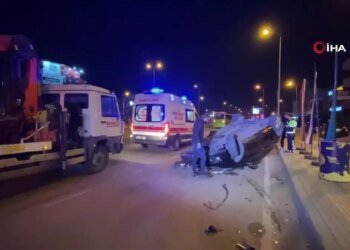 Kocaeli’de Takla Atan Otomobilde 3 Kişi Yaralandı