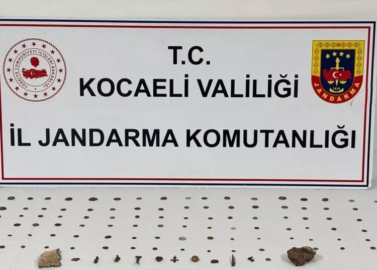 Kocaeli’de Tarihi Eser Kaçakçılığı Operasyonu: 100 Sikke ve 15 Obje Ele Geçirildi