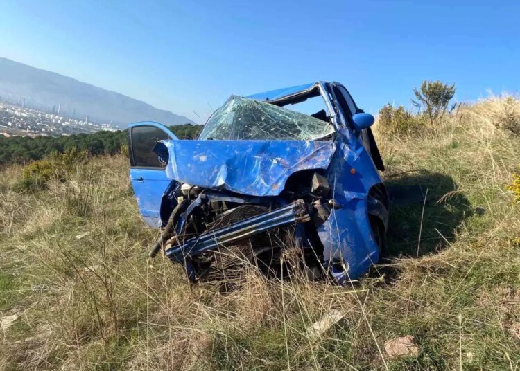 Kocaeli’nde Otomobil Uçurumdan Yuvarlandı, Sürücü Yaralandı