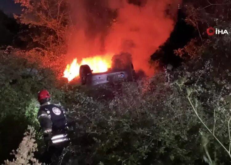 Takla Atan Otomobil Alev Alev Yandı, Sürücü ve Eşi Pencereden Kurtuldu