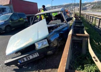 TEM Otoyolu’nda Kaza: Otomobil Demir Bariyere Çarptı