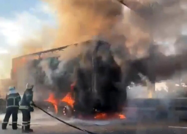 TEM Otoyolu’nda Talaş Yüklü Kamyon Yangın Çıkardı