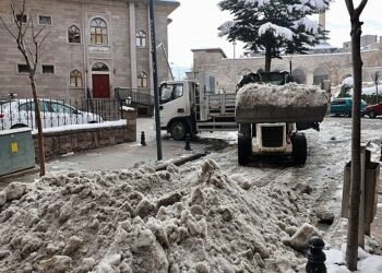 Belediye Caddesi ve Ana Arterlerde Kar Temizliği yapılıyor