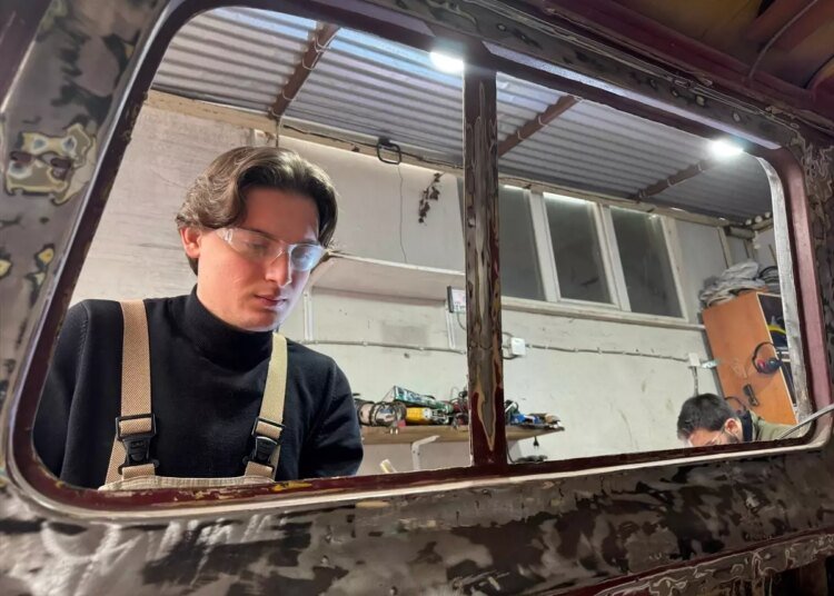 Dostluk ve Tutku: Hobi Garajında Gelin Arabası Projesi