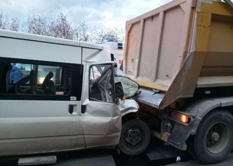 Karamürsel’de Minibüs Trafik Kazası: 2 Yaralı