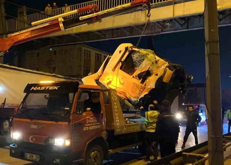 Kocaeli D100 Karayolu’nda Kaza: Tır Sürücüsü Sıkıştı