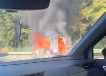 Kocaeli’de Hafif Ticari Araçta Yangın Çıktı