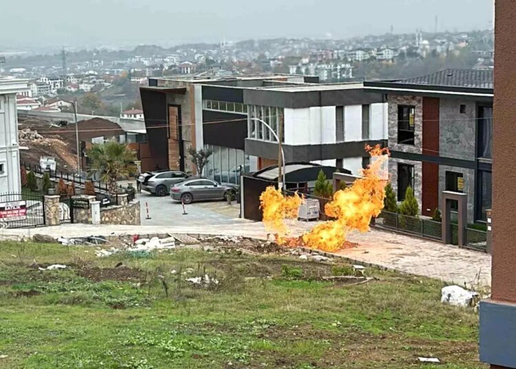 Kocaeli’de İş Makinesi Doğal Gaz Borusuna Zarar Verdi, Yangın Paniğe Yol Açtı