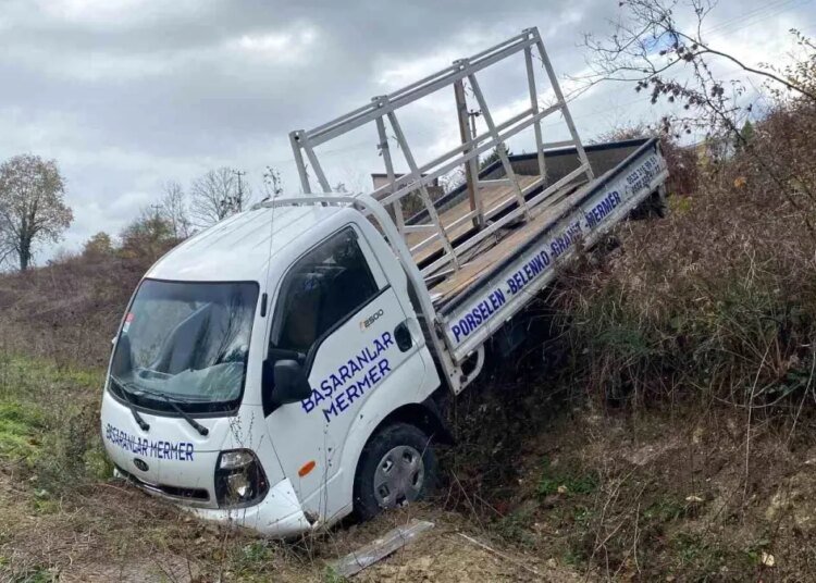 Kocaeli’de Kamyonet Uçuruma Düştü: Sürücü Ağır Yaralı