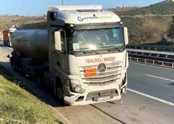 Kocaeli’de Kimyasal Madde Yüklü Tanker ile Otomobil Çarpıştı