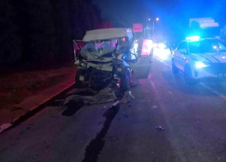 Kocaeli’de Minibüs ve Tır Çarpıştı: 2 Yaralı