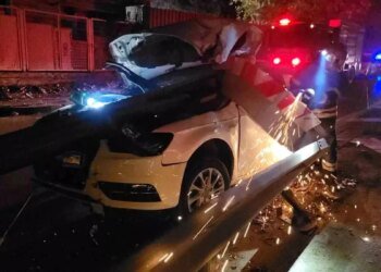 Kocaeli’de Otomobil Bariyerlere Saplandı, Sürücü Hafif Yaralandı