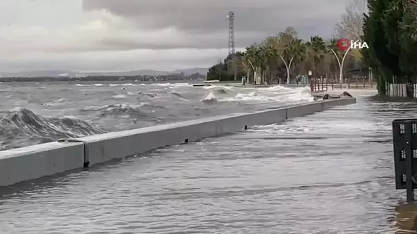 kocaelide siddetli lodos deniz tasirdi iki tekne batti 0 FKprQW2Y