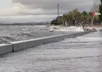 Kocaeli’de Şiddetli Lodos Deniz Taşırdı, İki Tekne Battı