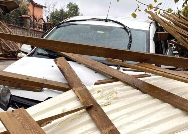 Kocaeli’de Şiddetli Rüzgar Çatıyı Uçurdu, Araçlar Hasar Gördü