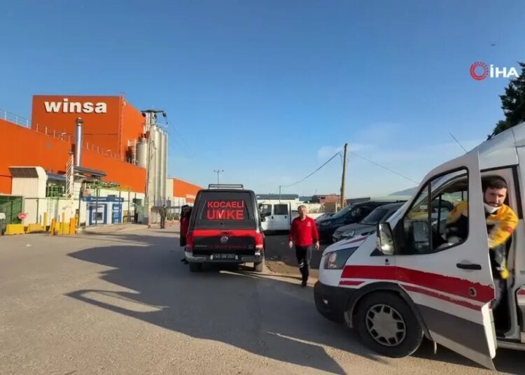 Kocaeli’nde Fabrikada Kimyasal Madde Kazası: 2 İşçi Hastaneye Kaldırıldı