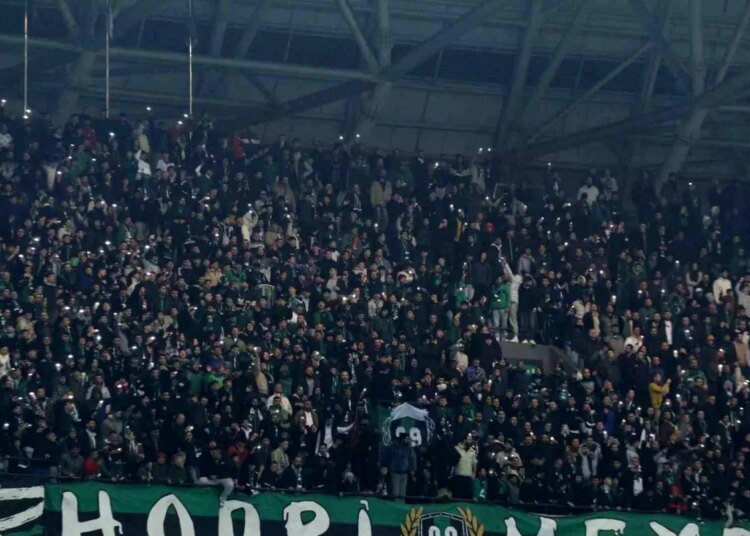 Kocaelispor-Bandırmaspor Maçında Yabancı Madde Atan 12 Kişiye Cezası Verildi
