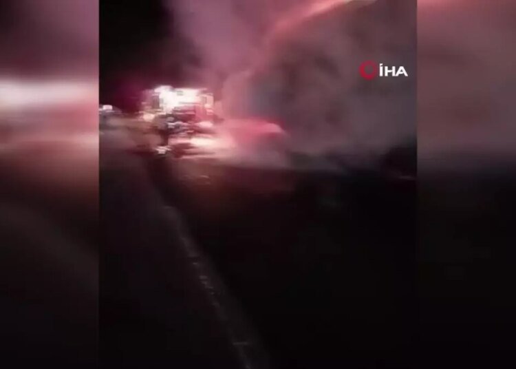 Muz Yüklü Tır Alev Alev Yandı