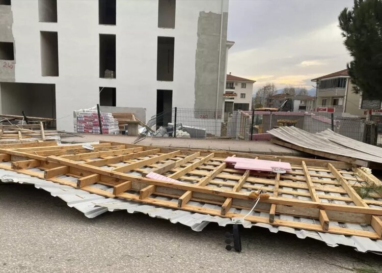 Sakarya ve Kocaeli’de Fırtına Yaşamı Olumsuz Etkiledi