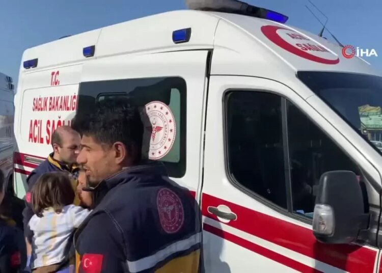 Tırla Çarpışan Tofaş Parçalandı: 4’ü Çocuk 6 Yaralı