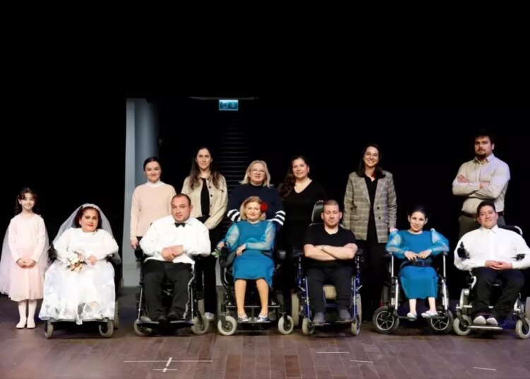 Bedensel engelliler, “Hareketin Ritmi” gösterisiyle hayat hikayelerini sahneye taşıdı