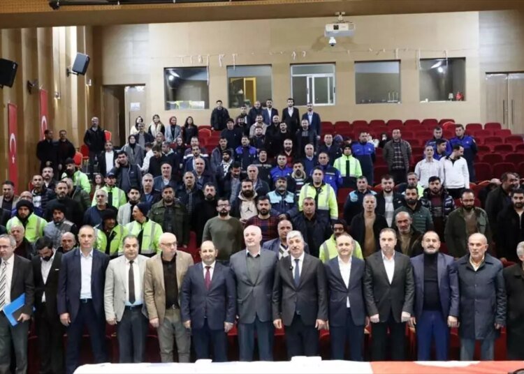 Dilovası’nda İşçiler Toplu Sözleşmeyi Halaylarla Kutladı