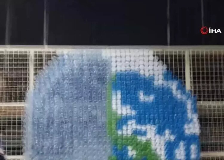 Doğadan Toplanan Pet Şişelerle Dünya Haritası Yapıldı