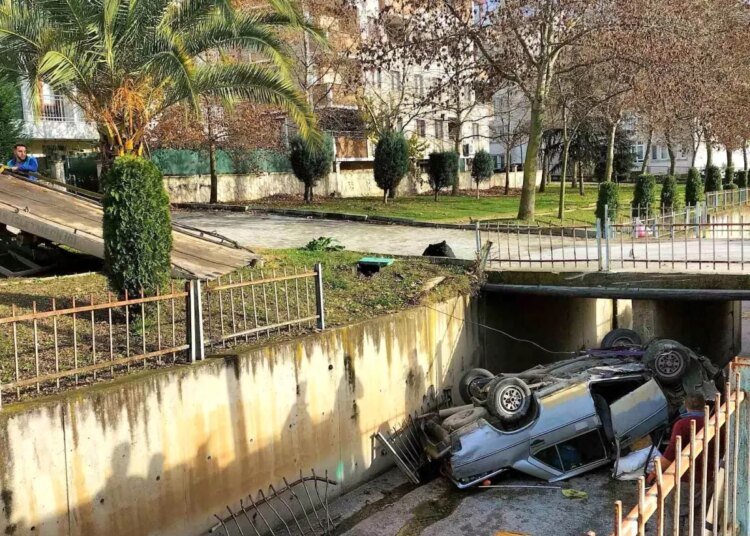 Gebze’de Direksiyon Hakimiyetini Kaybeden Sürücü Dereye Uçtu