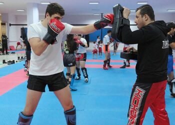 Geleceğin kick boksçuları antrenmanlarına devam ediyor