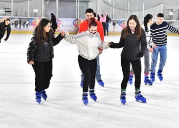 İzmir’in buz pisti doldu taştı Başkan Tugay “zam yok” dedi
