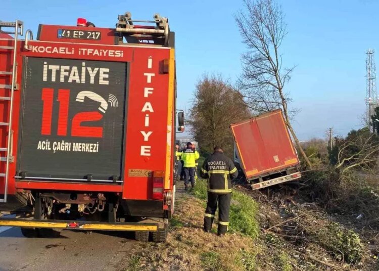 Kartepe’de Tır Kaza Yaptı, 2 Kişi Yaralandı