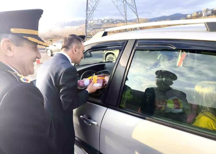 Kocaeli Valisi İlhami Aktaş, Güvenlik Güçleriyle Yılbaşı Kutlaması Yaptı