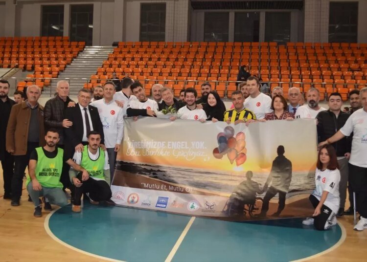 Kocaeli’de Engelliler Günü Etkinliğinde Protokol Üyeleri Futsal Maçı Yaptı