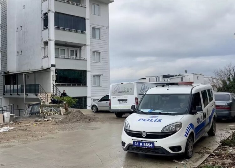 Kocaeli’de Kadın Eşini Bıçakla Yaraladı